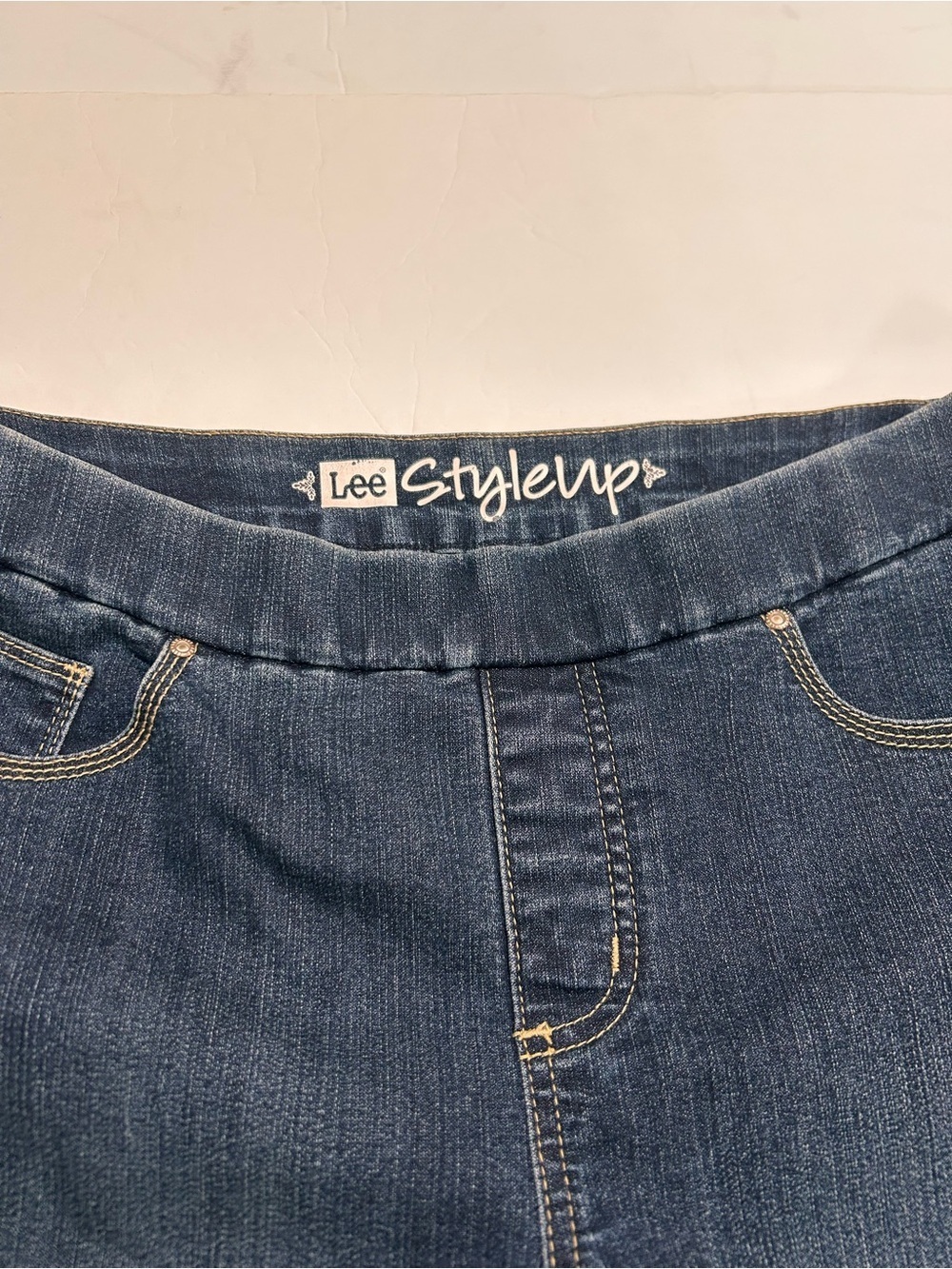 Lee StyleUp Women’s pull on Stretch blue Jean capris size 10